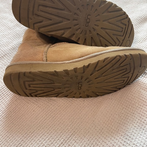 UGG Women’s Classic Short Boot Sand - Picture 9 of 10